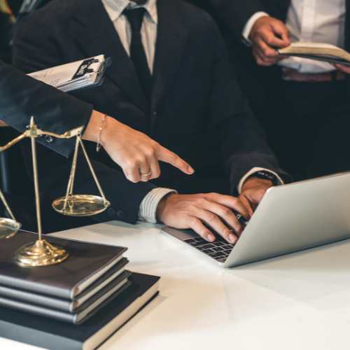 Advogado Administrativo em São Paulo analisando contrato